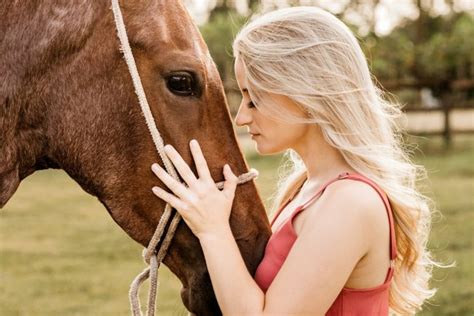 frau wichst pferd|The Woman Who Married A Horse: intime Fotos der Liebe .